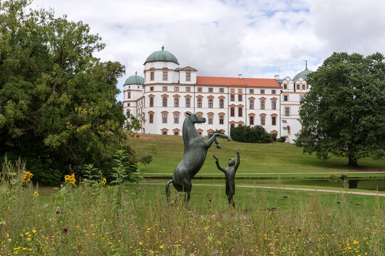 Schlosspark mit Denkmal am Celler Schloss