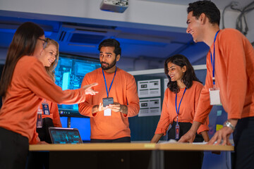 Group of employees are brainstorming for create mobile application.