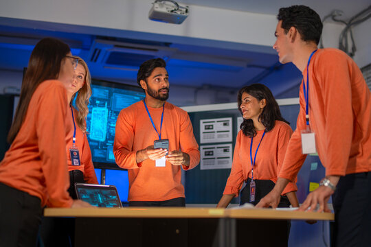 Group of employees are brainstorming for create mobile application.