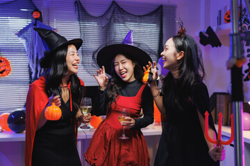 Obraz premium Young friends celebrating halloween party, enjoying fun night