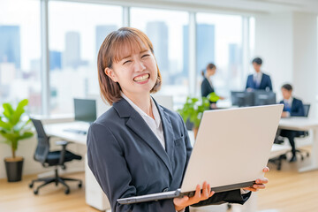 笑顔のビジネスウーマンとオフィス