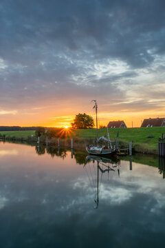 Sonnenaufgang am Hafen von Hooksiel