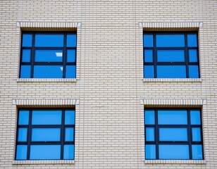 Obraz premium Symmetrical Brick Building with Reflective Windows