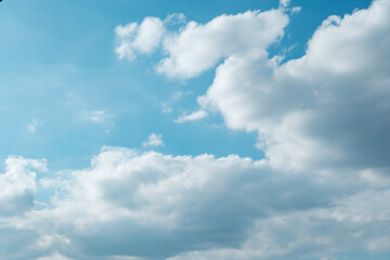 ふわふわした薄い雲と夏のようなさわやかな青空　風に流れる雲と美しい天気 秋の空	