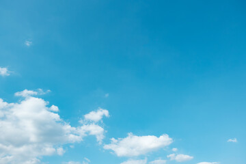 ふわふわした薄い雲と夏のようなさわやかな青空　風に流れる雲と美しい天気 秋の空	