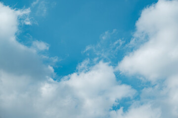 Fototapeta premium ふわふわした薄い雲と夏のようなさわやかな青空 風に流れる雲と美しい天気 秋の空 