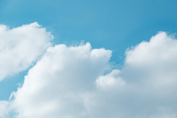 ふわふわした薄い雲と夏のようなさわやかな青空　風に流れる雲と美しい天気 秋の空	