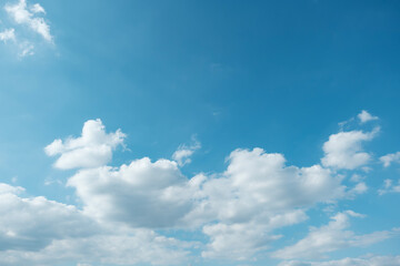 ふわふわした薄い雲と夏のようなさわやかな青空　風に流れる雲と美しい天気 秋の空	