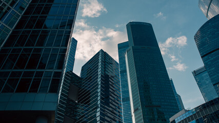 Obraz premium bottom view of the tall skyscrapers of the business district of a modern city