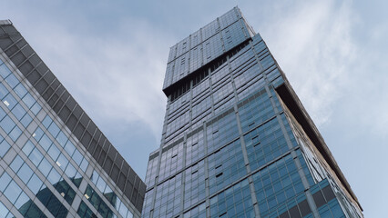 Obraz premium bottom view of the tall skyscrapers of the business district of a modern city