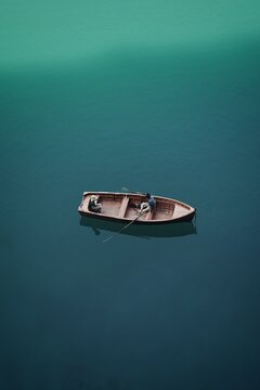 Barca de remos en medio de un lago