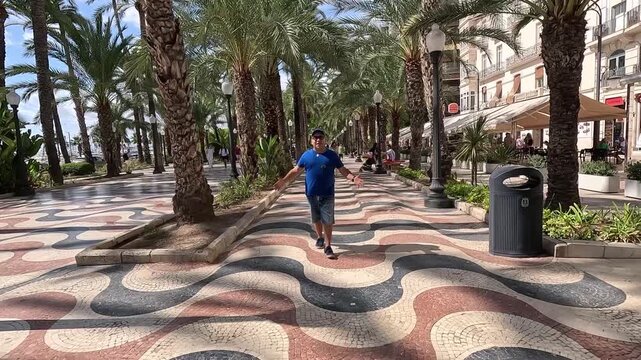 Turista filmando a trav&eacute;s de una ventana una mazmorra en el Castillo de Santa B&aacute;rbara, Alicante, 4K