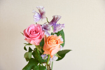 Fototapeta premium 薔薇とスイートピー