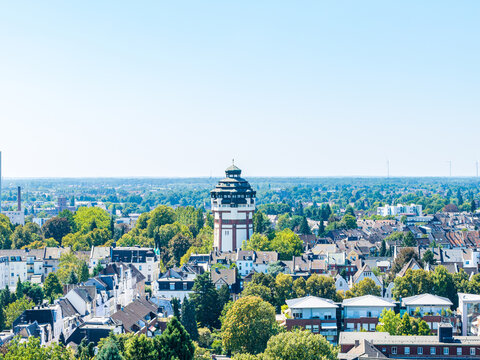 Der Wasserturm an der Viersener Strasse in M&ouml;nchengladbach ragt &uuml;ber die H&auml;user hinaus