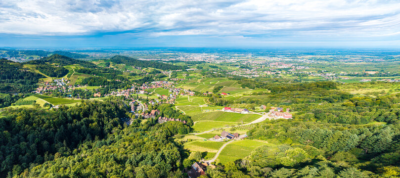 Blick vom westlichen Rand des Schwarzwaldes &uuml;ber Sasbachwalden in die Rheinebene
