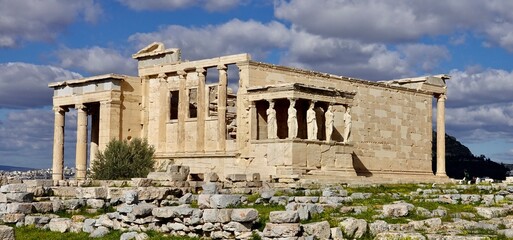 Obraz premium Ancient Erechtheion temple on the Acropolis of Athens, Greece, with its famous marble Caryatid statues and classical columns, symbolizing Greek history, mythology, and architecture.