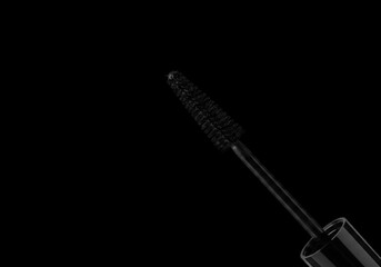 Obraz premium Close up of a black mascara wand with a dark background