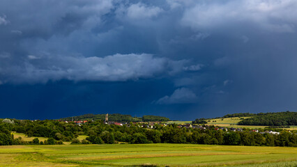 Kontrastreiche Szenerie einer Landschaft während eines extremen Sommersturms