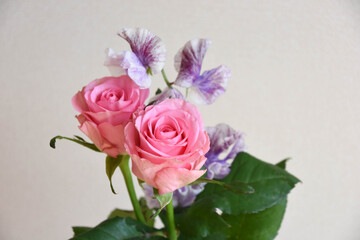 薔薇とスイートピー