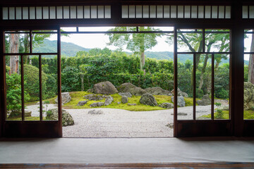 木々の緑が美しい京都の寺院の境内の風景