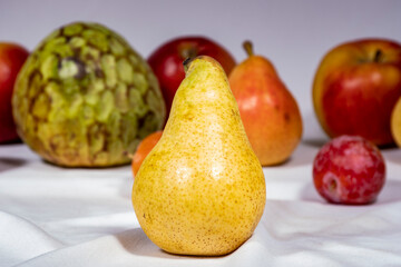 primer plano de una pera imperfecta., las mas buenas con fondo blanco y frutas variados