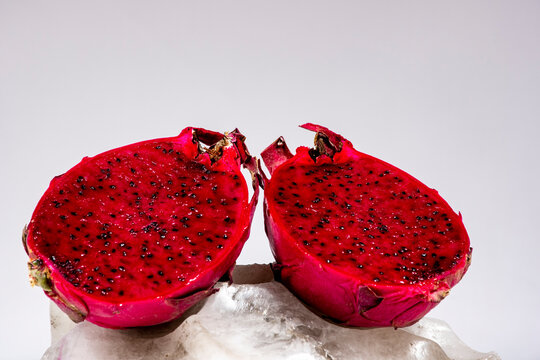 Pitahaya, pitires o fruta del drag&oacute;n son nombres de los frutos de diversas especies del g&eacute;nero Selenicereus de la familia Cactaceae, aut&oacute;ctonas de la regi&oacute;n de M&eacute;xico 