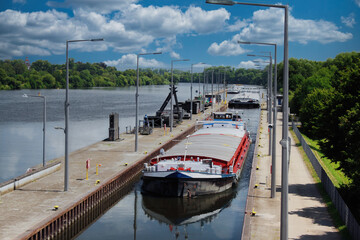 schleuse-muhlheim-am-main-mit-oberwasser-binnenschiffe-01