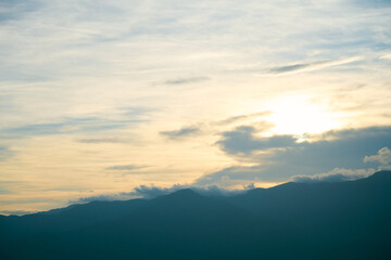 夕日と山のシルエット