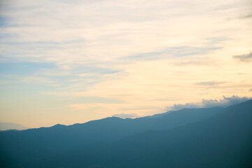 Obraz premium 夕焼け空と山のシルエット