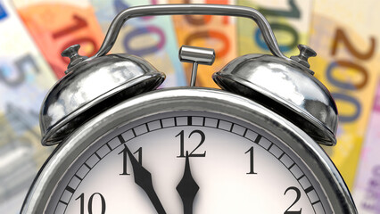 5 vor 12 - Wecker mit Euroscheinen im Hintergrund