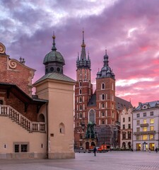 Rynek Główny w Krakowie z Kościołem Mariackim, Sukiennicami i Ratuszem o wschodzie słońca.