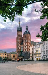 Rynek Główny w Krakowie z Kościołem Mariackim, Sukiennicami i Ratuszem o wschodzie słońca. © Michal45