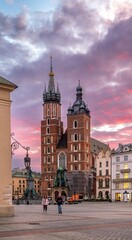 Rynek Główny w Krakowie z Kościołem Mariackim, Sukiennicami i Ratuszem o wschodzie słońca. © Michal45