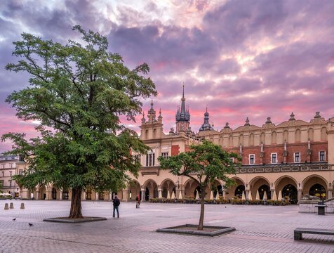 Rynek Gł&oacute;wny w Krakowie z Kościołem Mariackim, Sukiennicami i Ratuszem o wschodzie słońca.