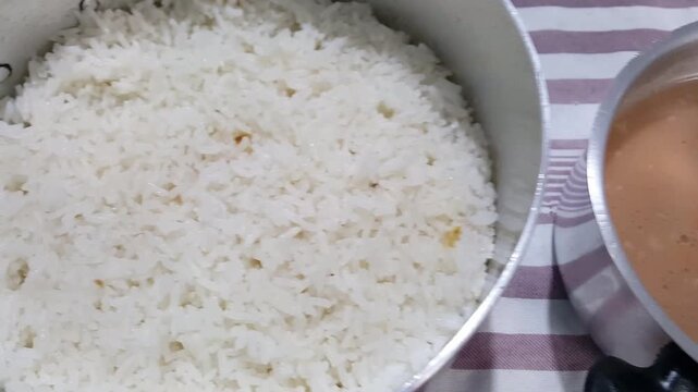Comida caseira, arroz, feij&atilde;o e saladas.