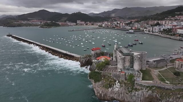 Faro Castillo de Santa Ana en Castro-urdiales, Santander, Cantabria