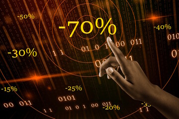 Touche du doigt la r&eacute;duction de 70% pour repr&eacute;senter en p&eacute;riode de soldes des achats sur internet, le web avec un fond de donn&eacute;es binaires