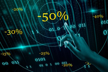 Touche du doigt la r&eacute;duction de 50% pour repr&eacute;senter en p&eacute;riode de soldes des achats sur internet, le web avec un fond de donn&eacute;es binaires