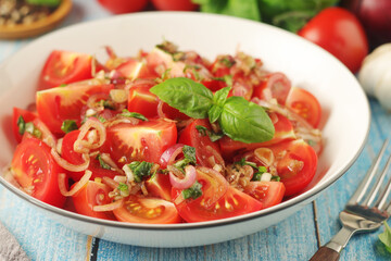 A bowl with Romanian tomato salad de Rosii	