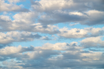 雲の多い空