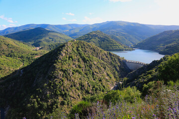 Lac et barrage de Villefort dans les Cévennes. Lozère - Parc National des Cévennes. 