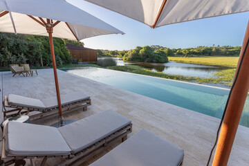 edificios y piscinas 