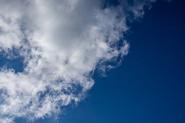 Obraz premium Blue sky with diagonal cloud formation
