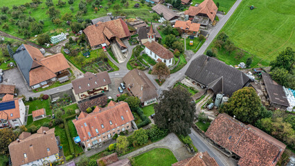 Ein Schloss in Schlosswil, Emmental, Kanton Bern, Schweiz an einem verregneten Tag im September 2025 