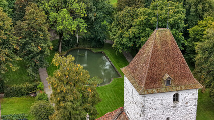 Ein Schloss in Schlosswil, Emmental, Kanton Bern, Schweiz an einem verregneten Tag im September 2025 