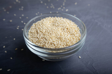 sesame in a glass bowl on a gray background