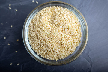 sesame in a glass bowl on a gray background