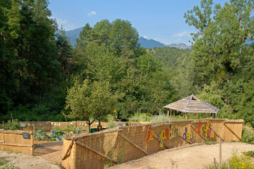 Chou, Paillage, Allée en copeaux de bois, Cannisse en roseau, Jardin des écoliers, Culture bio, Parc écologique Terre Vivante, Domaine de Raud, Mens, 38, Vienne, France