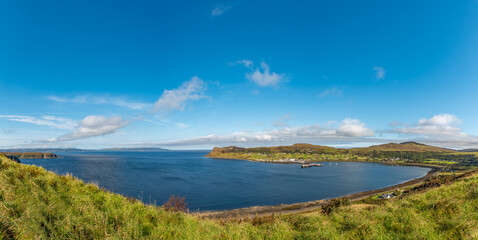 Uig Ferry Terminal – Panoramaaufnahme mit Blick auf das blaue Meer der Isle of Skye, aufgenommen im August 2025 bei sonnigem Wetter mit Küstenlandschaft und ländlicher Idylle  