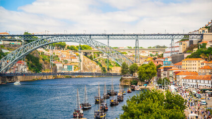 Obraz premium Porto, Portugal - July 10 2025: Stunning river scape of the Luis I steel bridge in Porto, Portugal